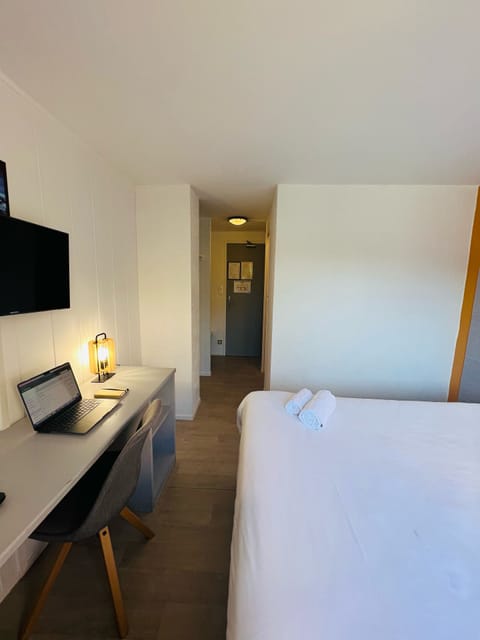 Double Room, 1 Double Bed, Non Smoking | Individually decorated, individually furnished, desk, laptop workspace