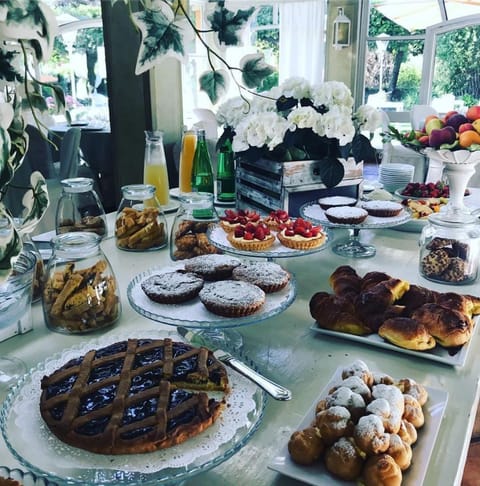 Daily continental breakfast (EUR 10 per person)