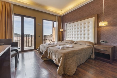 Standard Twin Room | Desk, laptop workspace, blackout drapes, soundproofing