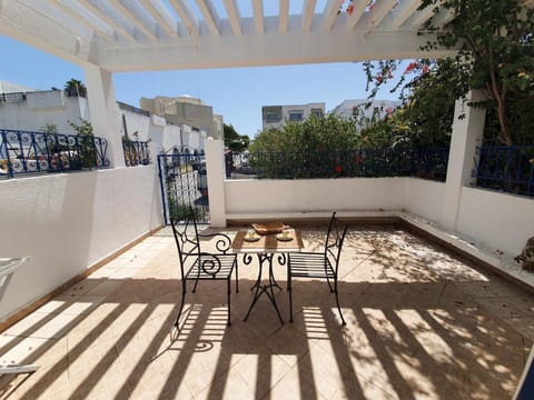 House, Smoking | Garden