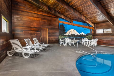 Indoor pool, sun loungers