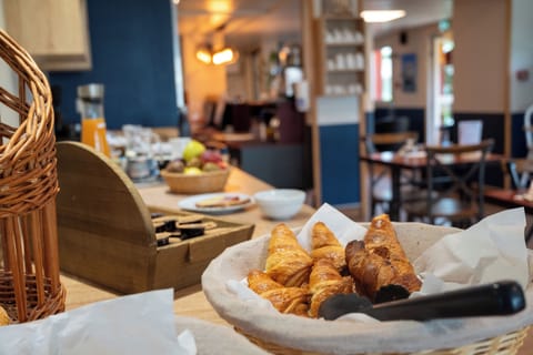 Daily buffet breakfast (EUR 9 per person)