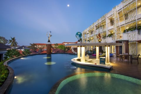 Outdoor pool, pool umbrellas, sun loungers