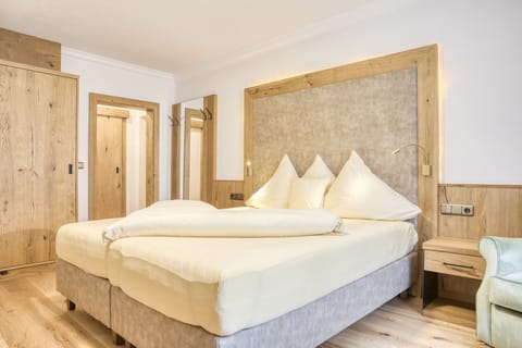 Standard Double Room | Hypo-allergenic bedding, down comforters, minibar, in-room safe