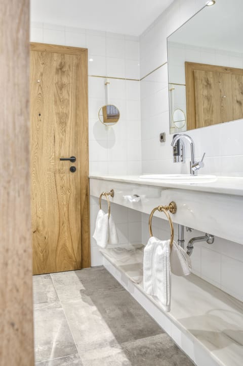 Deluxe Double Room | Bathroom | Free toiletries, hair dryer, bathrobes, slippers