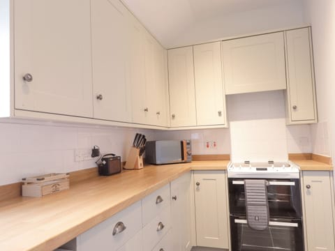 Cottage | Private kitchen | Fridge, dishwasher, electric kettle, toaster