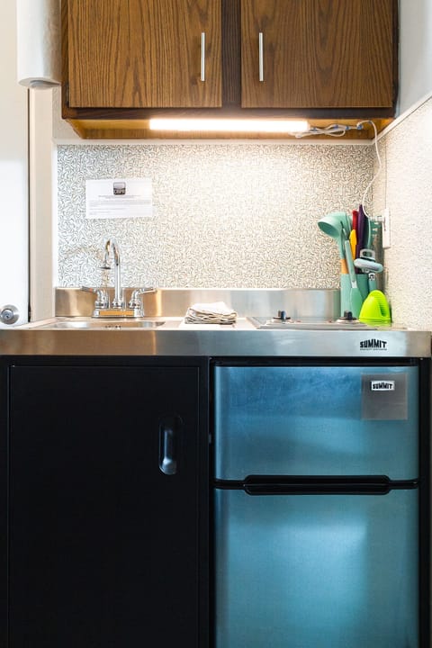 Deluxe Studio Suite, 1 Queen Bed, Kitchenette, Pool View | Private kitchen | Microwave, coffee/tea maker, cleaning supplies, paper towels