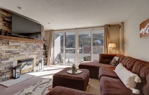 Condo, 2 Bedrooms | Living area