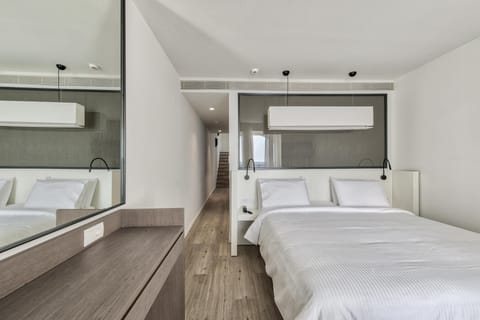 Suite With Bathtub Jacuzzi | Hypo-allergenic bedding, blackout drapes, soundproofing