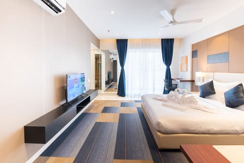 1 bedroom, minibar, desk, laptop workspace