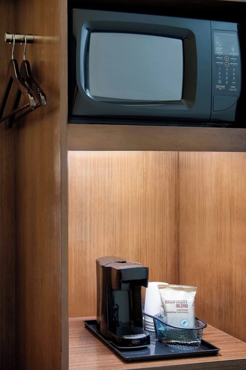 Premium bedding, in-room safe, desk, iron/ironing board