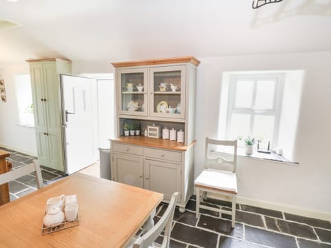 Cottage | Private kitchen | Electric kettle, toaster, cookware/dishes/utensils
