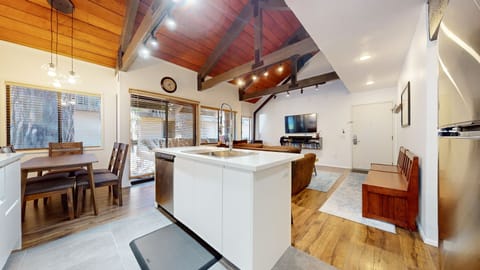 Condo, 1 Bedroom | Private kitchen | Fridge, oven, coffee/tea maker, toaster