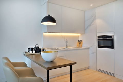 Studio, 1 King Bed | In-room safe, laptop workspace, blackout drapes, soundproofing