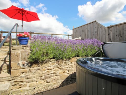 Cottage | Outdoor spa tub