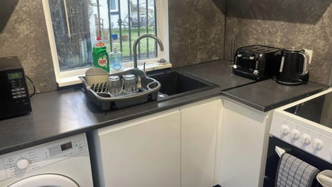 Cottage | Private kitchen | Fridge, electric kettle, toaster, cookware/dishes/utensils