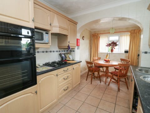 Cottage | Private kitchen | Fridge, dishwasher, electric kettle, toaster