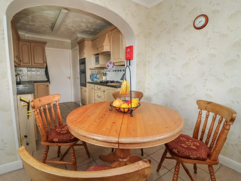Cottage | Private kitchen | Fridge, dishwasher, electric kettle, toaster