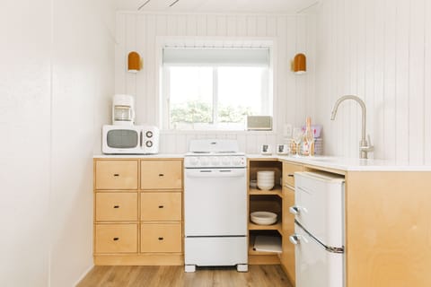 Deluxe Triple Room, Kitchen, Corner | Private kitchen | Mini-fridge, microwave, coffee/tea maker, toaster