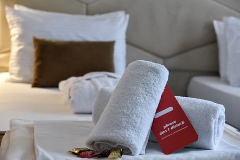 Executive Twin Room | Memory foam beds, in-room safe, desk, blackout drapes