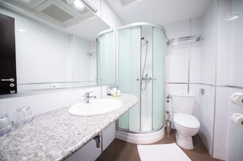 Comfort Apartment | Bathroom | Shower, rainfall showerhead, hair dryer, towels