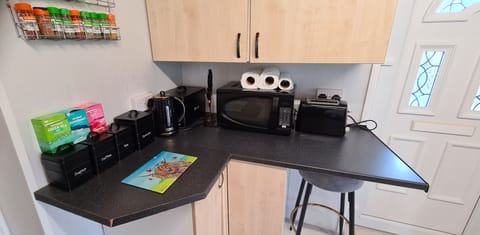 Cottage | Private kitchen | Fridge, microwave, oven, stovetop