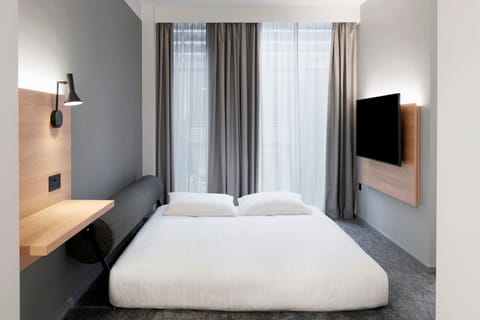 Family Room, 1 King Bed | Hypo-allergenic bedding, blackout drapes, free cribs/infant beds