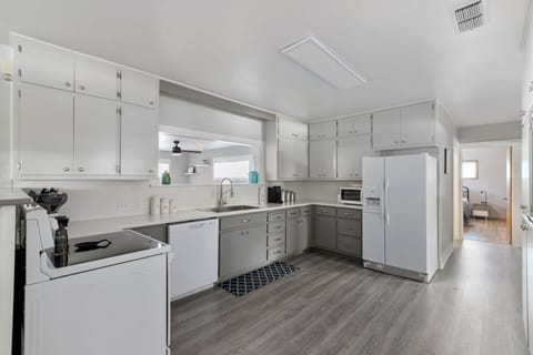 House, 3 Bedrooms | Private kitchen | Fridge, oven, stovetop, coffee/tea maker