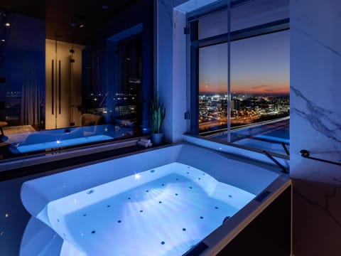 SkyLoft Suite | Bathroom | Shower, rainfall showerhead, hair dryer, towels