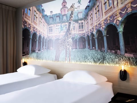 Standard Room, 2 Twin Beds | In-room safe, desk, blackout drapes, soundproofing