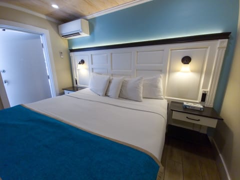 Standard Room, 1 King Bed, Private | Premium bedding, free WiFi, bed sheets