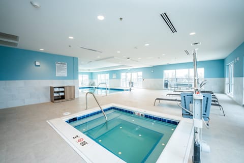 Indoor pool, sun loungers