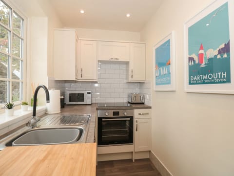 Cottage | Private kitchen | Fridge, dishwasher, electric kettle, toaster
