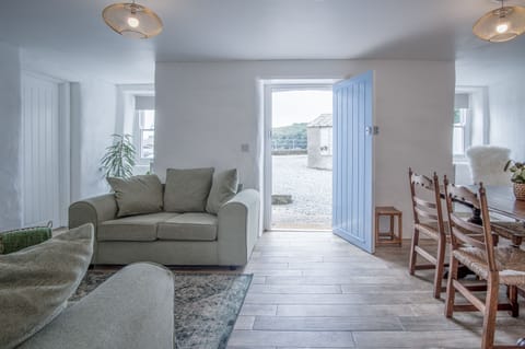 Cottage (2 Bedrooms) | Living area | 32-inch Smart TV with cable channels, TV