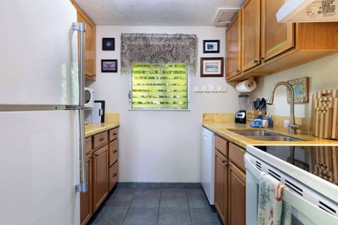 Townhome, Multiple Beds, Patio, Garden View (Surf & Racquet Club #24) | Private kitchen | Fridge, microwave, oven, stovetop