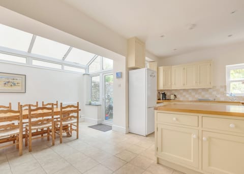 Fridge, dishwasher, cookware/dishes/utensils