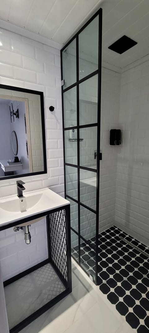 Design Double Room | In-room safe, free WiFi