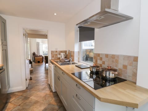 Cottage | Private kitchen | Fridge, dishwasher, electric kettle, toaster