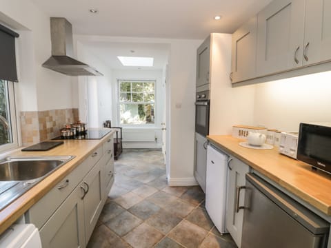 Cottage | Private kitchen | Fridge, dishwasher, electric kettle, toaster