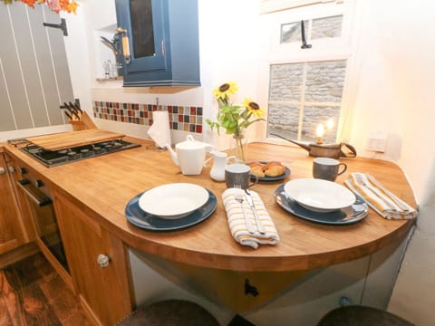 Cottage | Private kitchen | Fridge, electric kettle, toaster, cookware/dishes/utensils