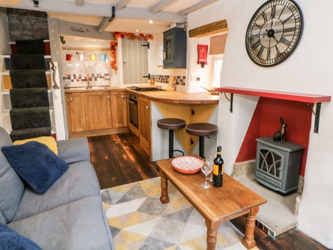 Cottage | Private kitchen | Fridge, electric kettle, toaster, cookware/dishes/utensils