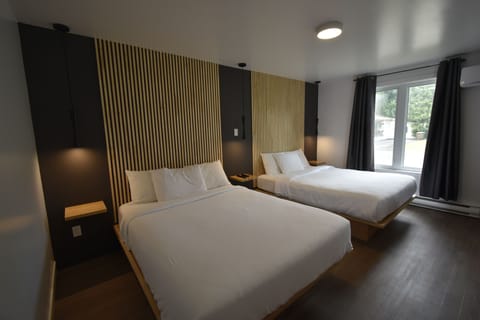 Family Room, Multiple Beds | Premium bedding, memory foam beds, desk, laptop workspace
