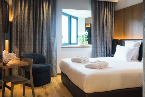 Premium bedding, in-room safe, desk, laptop workspace