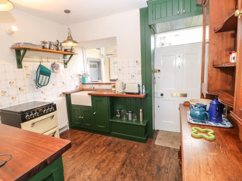 Cottage | Private kitchen | Fridge, dishwasher, electric kettle, toaster