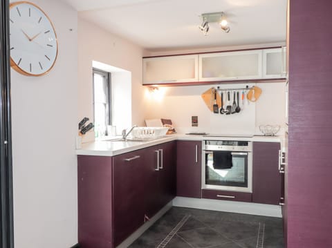 Cottage | Private kitchen | Fridge, dishwasher, cookware/dishes/utensils