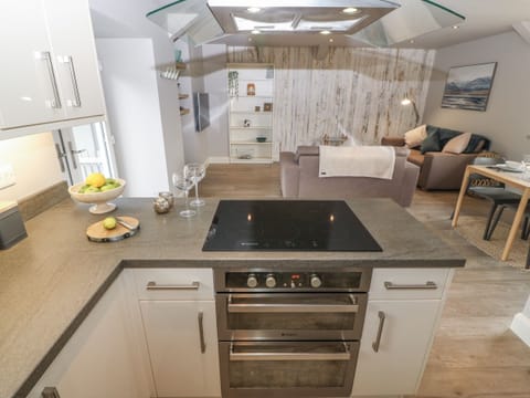 Cottage | Private kitchen | Fridge, electric kettle, toaster, cookware/dishes/utensils
