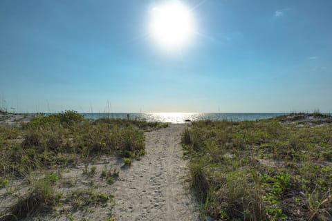 Condo (2 Bedrooms) | Property amenity
