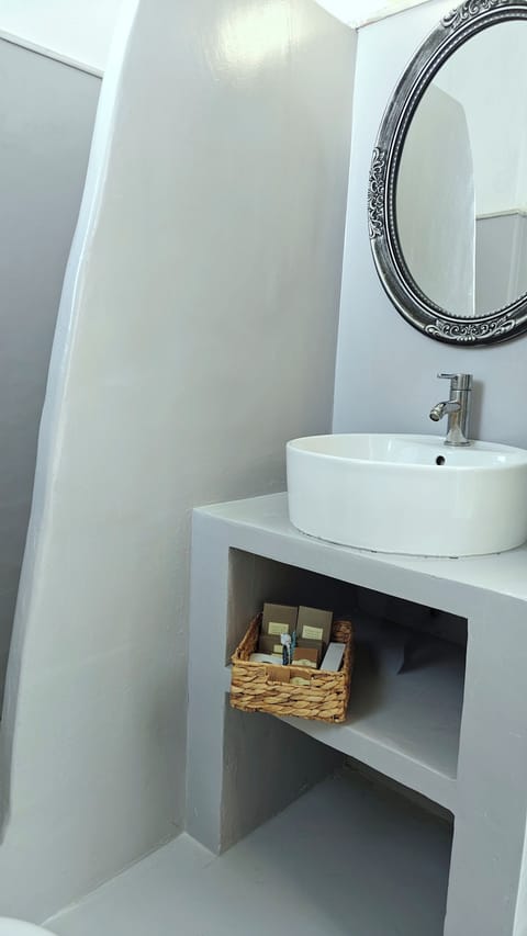 Suite | Bathroom | Bathtub, free toiletries, hair dryer, towels