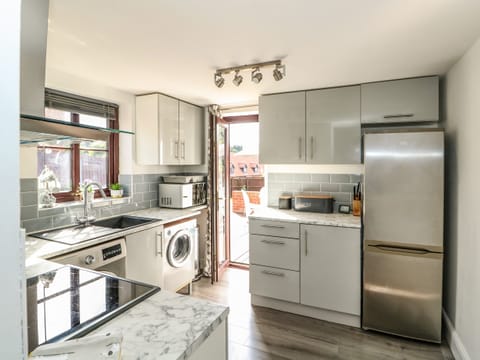 Cottage | Private kitchen | Fridge, electric kettle, toaster, cookware/dishes/utensils