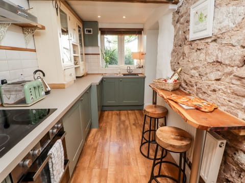 Cottage | Private kitchen | Fridge, dishwasher, electric kettle, toaster